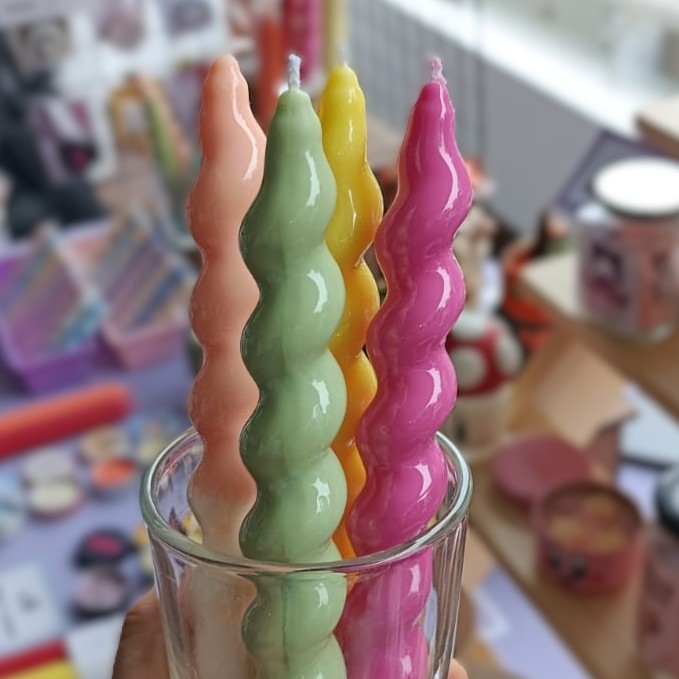 Velas de candelabro en colores variados